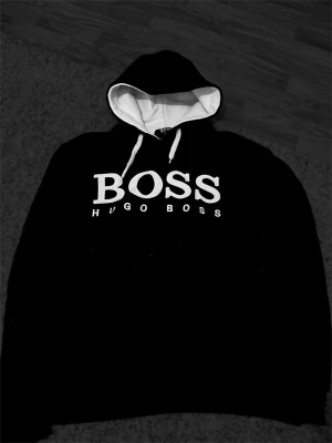 Svart hoodie från Hugo Boss - Storlek S-M