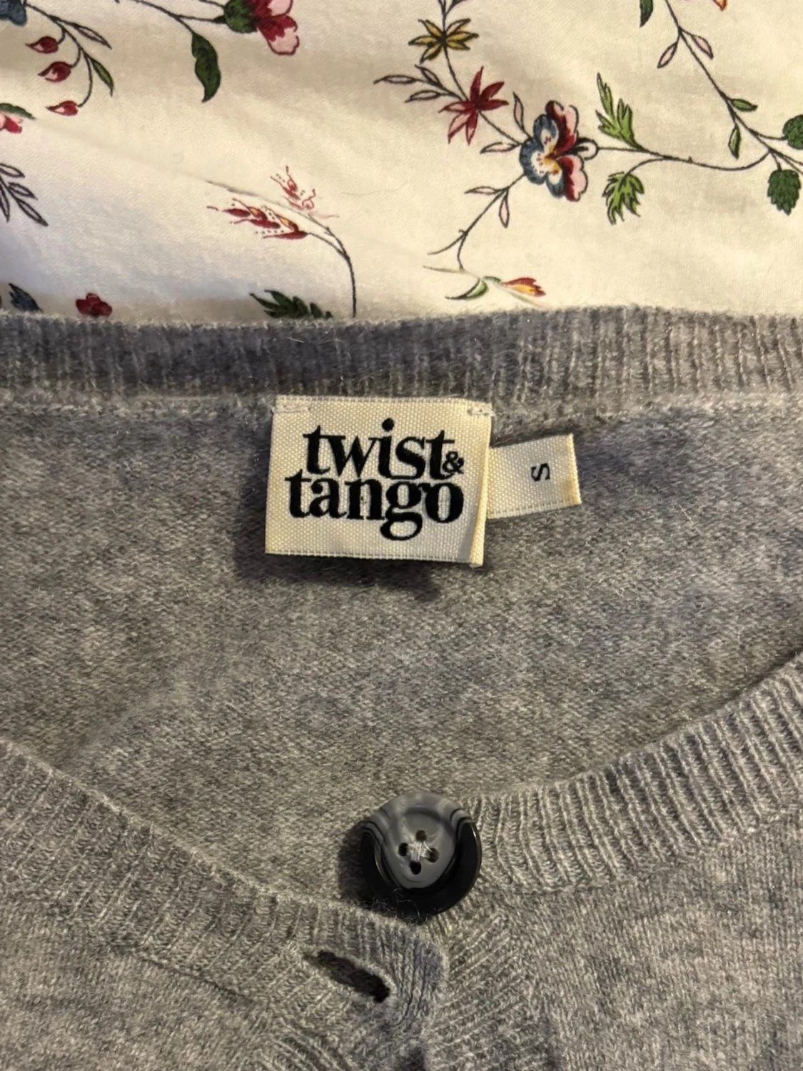 Grå kaschmir kofta med knappar - 3