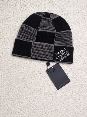 Mössa - Säljer en snygg mössa av väldigt bra kvalitet och inga defekter. Det finns dessutom en prislapp kvar! Säljer den för ett bra pris och den är grå svart! Priset är inte helt fast än om det sker vid snabb affär, och skriv vid funderingar. 