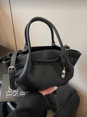 Ny svart axelväska/handväska - Säljer denna fina väska från Shein då den tyvärr var mindre än jag trodde. Den är helt ny och aldrig använd, men jag behövde en större väska så därför säljer jag den vidare istället. Perfekt storlek för mobil, plånbok, smink och andra småsaker. Passar både till vardag, skolan och fest. Måtten finns på sista bilden.❤️