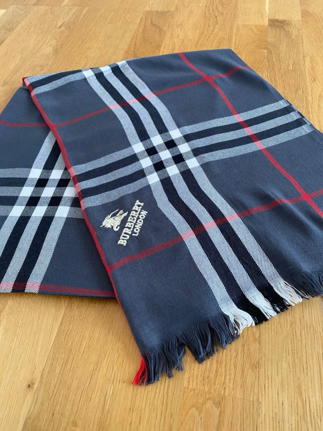 Grå rutig halsduk från Burberryy - 3