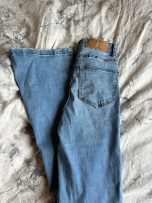 Noisy May Bootcut Jeans - Säljer ett par Bootcut Jeans från Noisy May. Står ingen strl men skulle säga xxs. Sparsamt använda