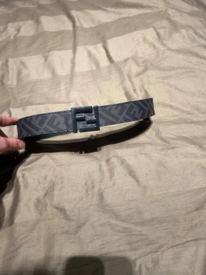 Fendi bälte - Säljer ett svart Fendi bälte i mycketbra skick, bältet har inga defekter. Hör av dig vid frågor och funderingar 