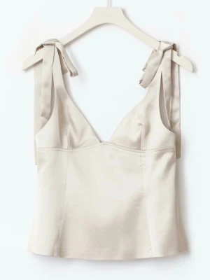 Satintopp från Gina Tricot - Snygg linnetopp med v-ringning och axelband som knyts upptill. Toppen är från Gina Tricot i storlek S, Aldrig använd då den inte passar mig.😊 