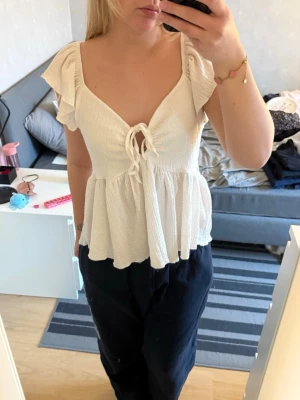 Söt blus  - Supersöt topp från lager 157. Säljer pågrund av att jag inte tycker den passar mig för att jag har en ganska liten byst.