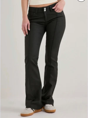 Low Waits bootcut jeans - Säljer mina low waist bootcut jeans från Nelly! Säljer då de inte passar mig och behöver beställa en annan storlek. Därav aldrig använda! Helt nya men ingen prislapp på💓