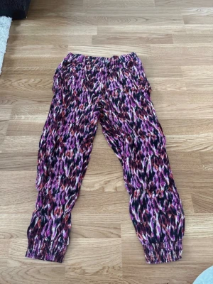Byxor Lindex - Byxor från Lindex i storlek 146/152. Mycket luftigt och bekvämt material. Fint skick.