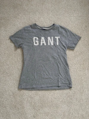 Grå t-shirt från GANT  - En grå T-shirt från GANT i storlek 158/164. Jättemjuk och i väldigt bra skick.