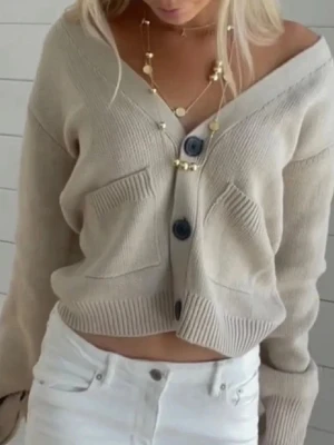 IOAKU halsband - Säljer nu detta IOAKU halsband i silver, knappt använt. Nypris 599. Hör av er vid frågor 💕vid snabb affär kan pris diskuteras!☺️