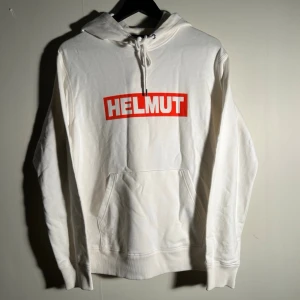 Helmut Lang hoodie - Vid köp av fler produkter erbjuds bättre pris. Skriv vid ytterligare frågor eller funderingar🤝 Storlek: M. Mått: Längd 67 cm. Bredd 55 cm.
