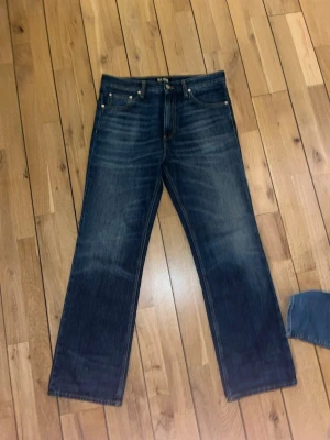 BLK DNM raw denim jeans  - Säljer mina BLK DNM jeans, ny skicka raw denim jeans. Nypris 2000 ish storlek 33/32