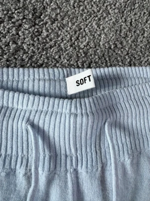 Ljusblå mjukisbyxor från SOFT GOAT - Helt nya Supersköna ljusblå mjukisbyxor från SOFT GOAT med bred ribbad midja och dragsko. Tillverkade i ett mjukt och stretchigt material som känns riktigt bekvämt. Perfekta för chill dagar hemma eller när du vill ha en avslappnad look.