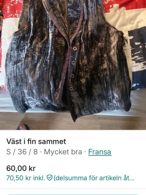 Grå sammetväst från Fransa - Unik grå sammetväst från Fransa med knappar framtill och en cool, lite skrynklig look. Västen har en v-ringad krage och en avslappnad passform som ger en trendig vibe. Perfekt för att lyfta vilken outfit som helst.