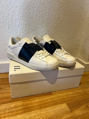 Valentino open - Valentino navy blå open. Riktigt feta skor o inte använda så mycket för de ej min stil längre men perfekt sommar skor! Passa på o skriv vid minsta lilla fundering