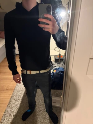 Oscar Jacobsson cashmere hoodie - Säljer en enkel svart cashmere hoodie från lyxmärket Oscar Jacobsson. Hoodien har en clean look utan synliga tryck eller detaljer och är gjord i ett mjukt material som känns skönt mot huden. Perfekt för dig som gillar minimalistisk stil. Knappt använd då den tyvärr är för liten på mig.