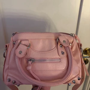 Ljusrosa handväska - Söt ljusrosa handväska som är ny och helt oanvänd
