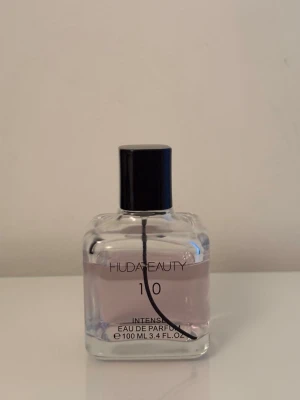 Huda Beauty 10 Intens Eau de Parfum - Luktar jätte gott, huda beauty. Det är 100ml men är använd lite som man kan se på bilden men inte så mycket.