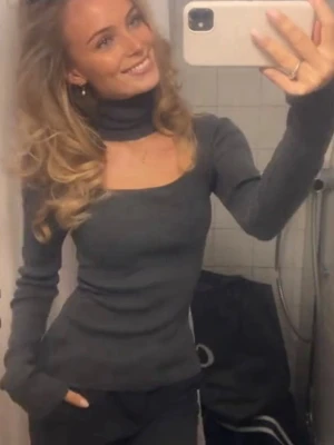 Grå stickad polotröja med cut out - Ull blandning. Passar mig bra som bär S