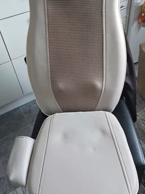 massagedyna med fjärrkontroll (oanvänt)  -  Helt nytt Aldrig använt perfekt för rygg och säte. Medföljande fjärrkontroll har flera inställningar för styrka och zoner (övre, nedre, hel rygg). Enkel att använda hemma eller på kontoret ny pris 1300