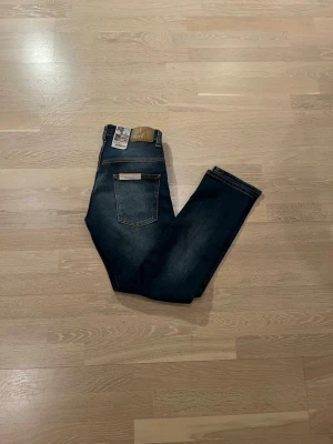 Nya Nudie Jeans W29 L28 - Riktigt feta slim jeans från Nudie som har en otroligt snygg tvätt. Modellen heter ”Thin Finn” och påminner lite om modellen ”Grim Tim” i passformen. Tveka inte på att fråga.