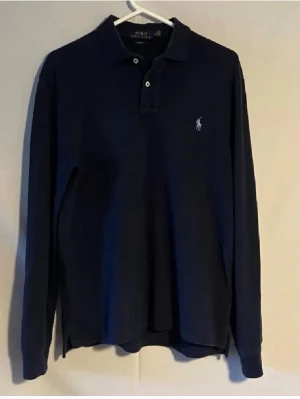 Långärmad piké Polo Ralph Lauren - Säljer denna marinblåa långärmade pike tröjan från Ralph lauren i riktigt bra skick. Pris:399 storlek: M 