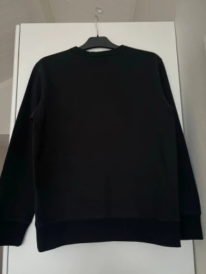 Ny Polo Ralph Lauren sweatshirt – svart – aldrig använd - Säljer en stilren svart sweatshirt från Polo Ralph Lauren i helt nyskick – aldrig använd.  Klassisk och clean design med diskret logga på bröstet. Passar till allt och funkar året runt.  Detaljer: • Färg: Svart   • Skick: Helt ny (aldrig använd)   • Storlek: S • Original    Pris: 449 kr (kan diskuteras vid snabb affär)  Först till kvarn, kan skickas direkt!