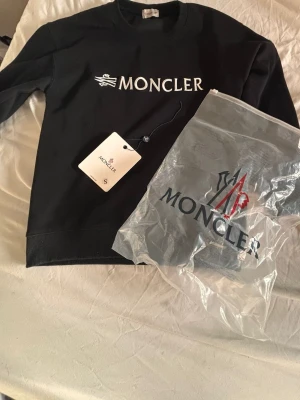 Sweatshirt  - Fett sweatshirt, tar gärna emot byten också.         Den är Stl S men sitter som xs