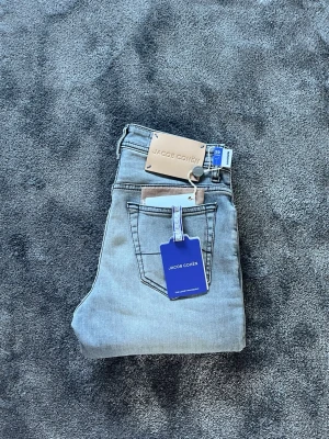 Jacob Cohen Jeans | Helt nya med tags | w29 - Ett par grå Jacob Cohën jeans i modellen “BARD” och storlek W29. De är sprillans nya med tags. Hör gärna av er vid frågor!