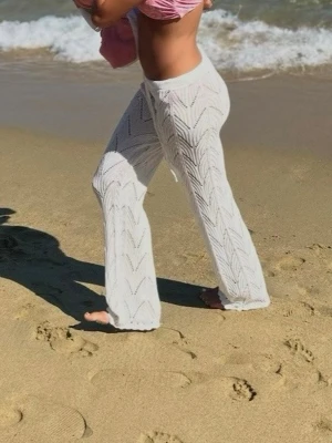 Vita virkade strandbyxor byxor Stl xs - Snygga vita strandbyxor  med virkat mönster och raka ben. Byxorna har en dragsko i midjan och är tillverkade i ett lätt och luftigt material som passar perfekt över bikinin. Perfekt för strandhäng och sommarens äventyr.använda en gång 