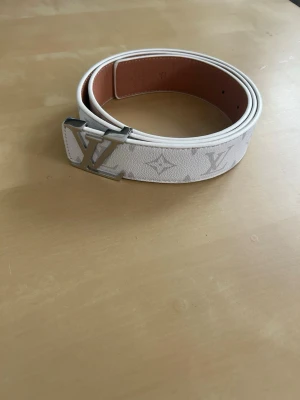 Vitt bälte  - Längd 115cm