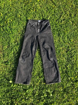 Vida lösa jeans - Svarta jeans med lös passform och klassisk femficksdesign. Jeansen har medelhög midja och är gjord i kraftigt denimtyg med urtvättad look.