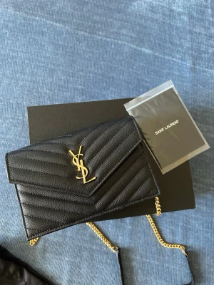  Saint Laurent cassandre väska  - Bestämmer mig ju att sälja min ysl väska som kan användas som både handväska och axelväska. Väskan har använts några få gånger, men väldigt sparsamt. Den medföljer med allt på bilden så som påse, box osv. Kan tänka mig att gå ner lite i pris vid snabb affär 