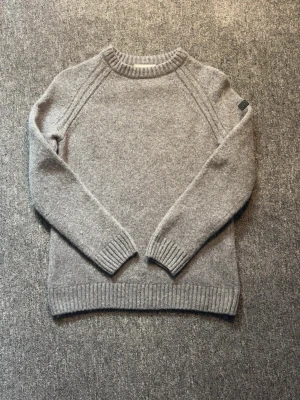 Stickad tröja från Bruun & Stengade - Grå stickad tröja | Storlek M men passar S/Xs | Skick 8/10 |