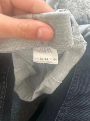 Grå leggings från Zara - Säljer ett par grå leggings från Zara i mjukt och stretchigt material. De har en enkel design med utsvängda ben och resår i midjan för skön passform. Perfekta till en avslappnad look eller att matcha med en oversized tröja.