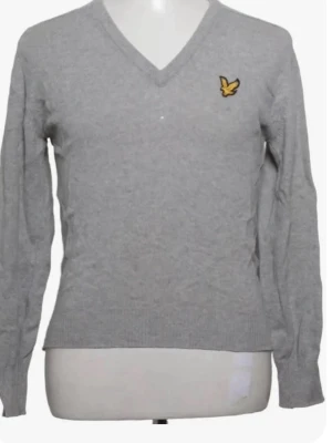Grå V-ringad tröja Lyle & Scott - Snygg grå V-ringad tröja från Lyle & Scott med den klassiska gula örnloggan på bröstet. Tröjan har långa ärmar, ribbade muddar och är tillverkad i mjukt material som passar perfekt till lager på lager. Enkel och stilren design som funkar till det mesta. Pris kan alltid diskuteras!