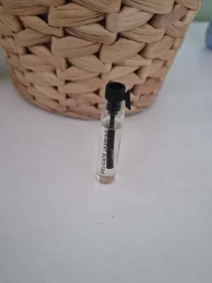 Delicate Jasmine tester - Litet parfymprov av Delicate Jasmine ifrån essnce. Endast testad 1 gång