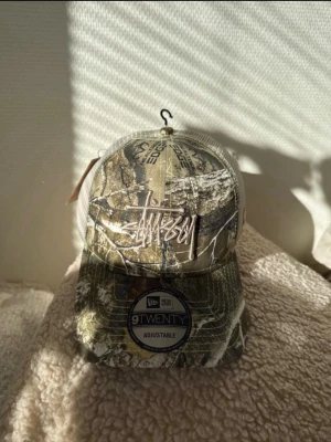 Stussy x New Era camo keps - Snygg keps från Stussy i samarbete med New Era, modell 9TWENTY. Helt ny, oanvänd 
