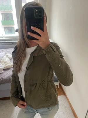 Jacka - Ish jeans jacka från vintage Levi’s i en snygg khaki färg 🤍