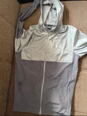 Under armour vind jacka - Bra skick, storlek L, snygg och bra pris