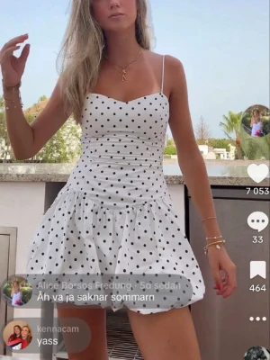 Prickig klänning  - Säljer denna oanvända m lapp på! Kan även byta mot storlek S!