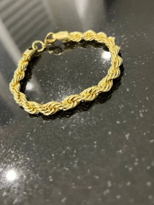 Cordell armband 7mm  - Fint guld armband, helt ny och är 20cm och 7mm om man vill så kan priset diskuteras om man vill ha halsbandet med också 