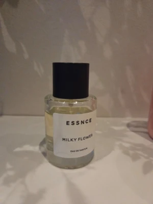 ESSNCE Milky Flower parfym - En stilren parfymflaska från ESSNCE med doften Milky Flower. Se bild för hur mycket som är kvar i flaskan