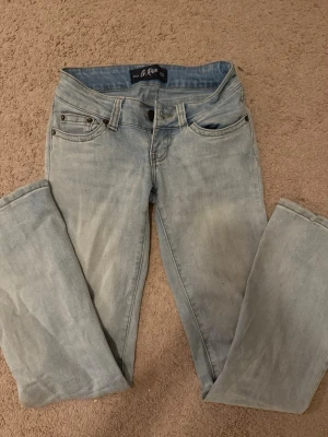 Ljusblå jeans från G-rise - Säljer ett par ljusblå jeans från Grise. Klassisk femficksdesign och raka ben. Jeansen har en snygg tvättad look och är tillverkade i bomull med lite stretch för extra komfort. Perfekta till vardagsoutfits och enkla att matcha. Väldigt low waist. 💞