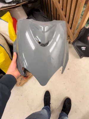 Grå kåpa till jog r - Jog r framkåpa 