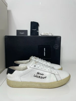 Saint Laurent Skor - Säljer nu dessa Saint Laurent skor i storlek 39, skriv för fler bilder/frågor🙌🏼