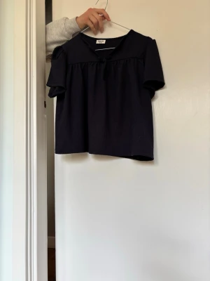 Svart blus från Madewell - Säljer en svart blus från kappahl. Blusen har en lös passform och är tillverkad i bomull, vilket gör den bekväm och lätt att bära. Perfekt för dig som gillar enkel och stilren design. Blusen är tunn och luftig. Skriv för fler bilder. Priset går att diskutera!💕