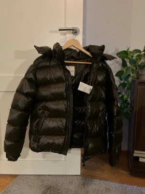 Moncler Maya - Nypris: 17970 kr. Tjena! Tänkte testa o sälja något för första gången och se vad som händer. Denna jackan fick jag i julas (nypris) men jag har inte haft något större intresse att använda den så istället väljer jag att sälja den. Allting med den är som det ska (inga märken) och har du några frågor så är det bara att kontakta mig 🦆