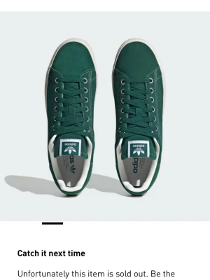 Gröna Adidas sneakers med vit sula - Stilrena gröna sneakers från Adidas med klassisk låg profil och vit sula. Skorna har vita detaljer på insidan och Adidas-logga på plösen. Ovandelen är i mockaliknande material och snörningen är ton-i-ton med resten av skon.