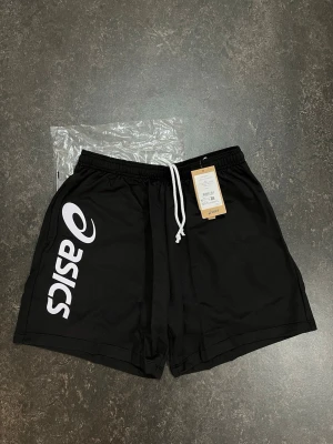 Svarta träningsshorts från Asics - Säljer ett par svarta träningsshorts från Asics perfekta för sport och aktivitet.  Storlek L (Nya)