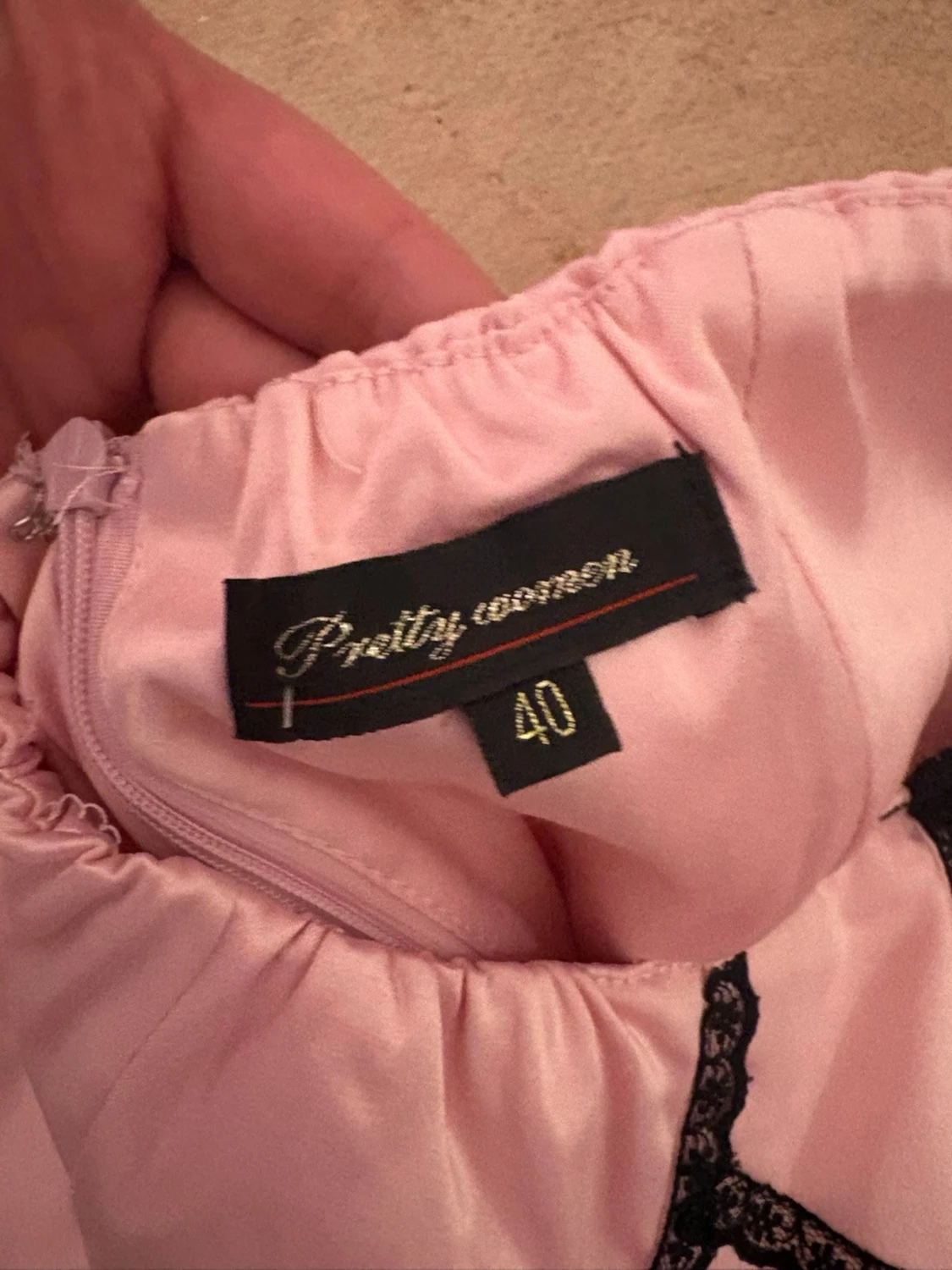 Rosa satin kortklänning med svarta detaljer - 6